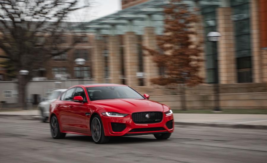  Jaguar XE P300 R-Dynamic 2019 года  (NA) (фото 18 из 40)